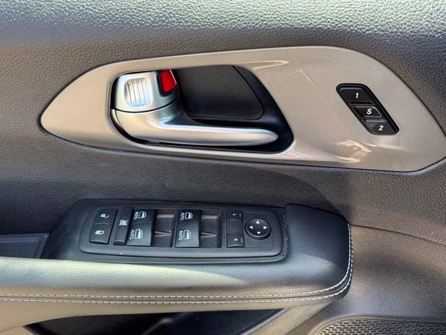 2025 Diamond Black Chrysler Pacifica Select FWD Van