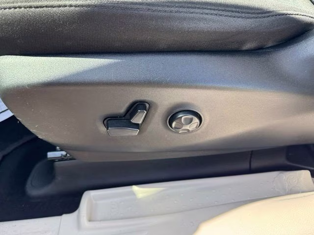 2023 Silver Mist Clearcoat Chrysler Voyager LX FWD Van