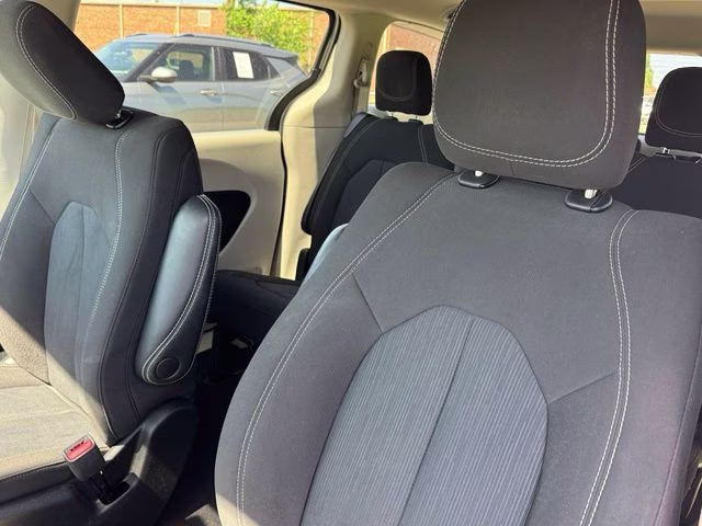 2023 Silver Mist Clearcoat Chrysler Voyager LX FWD Van