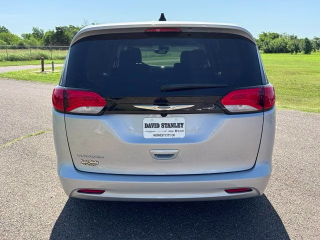 2023 Silver Mist Clearcoat Chrysler Voyager LX FWD Van