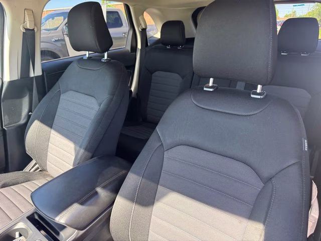2022 Gray Metallic Ford Edge SE AWD SUV
