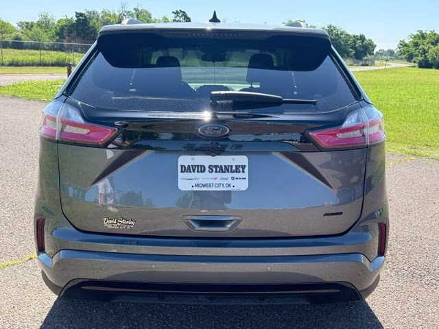 2022 Gray Metallic Ford Edge SE AWD SUV