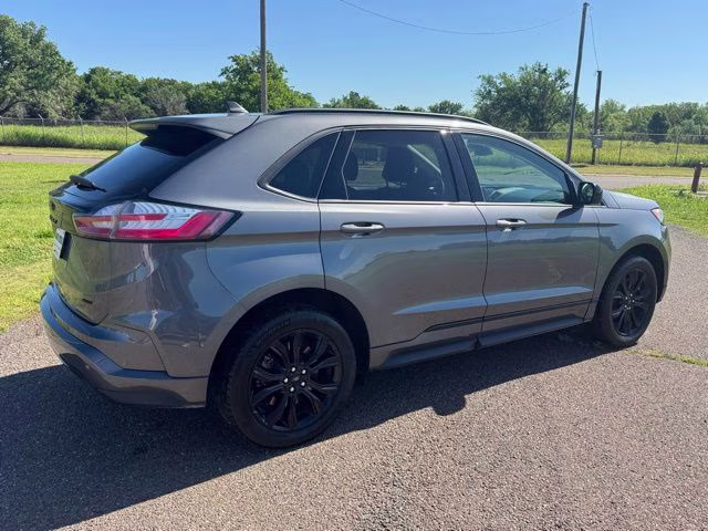 2022 Gray Metallic Ford Edge SE AWD SUV