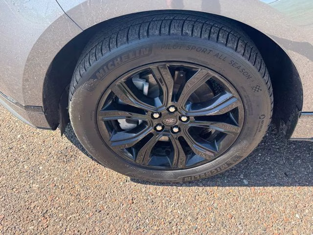 2022 Gray Metallic Ford Edge SE AWD SUV