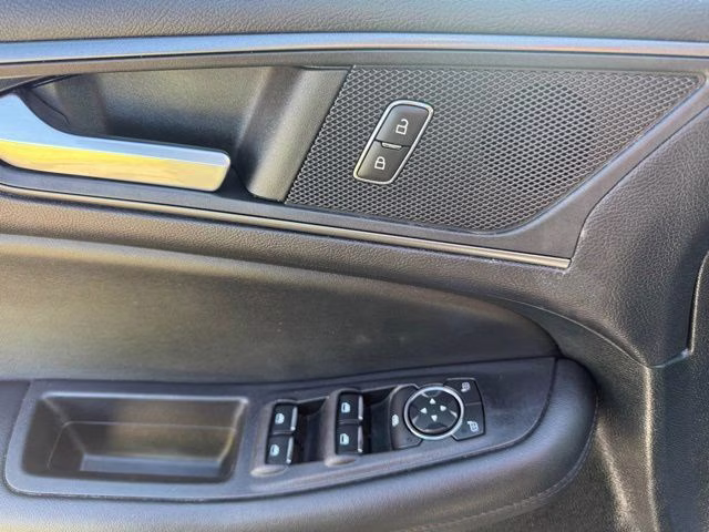 2022 Gray Metallic Ford Edge SE AWD SUV