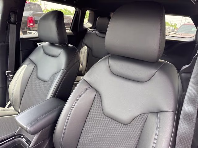 2026 Silver Zynith Metallic Clearcoat Jeep Compass Latitude 4X4 SUV