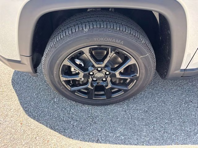 2026 Silver Zynith Metallic Clearcoat Jeep Compass Latitude 4X4 SUV