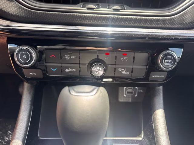2026 Bright White Clearcoat Jeep Compass Latitude 4X4 SUV