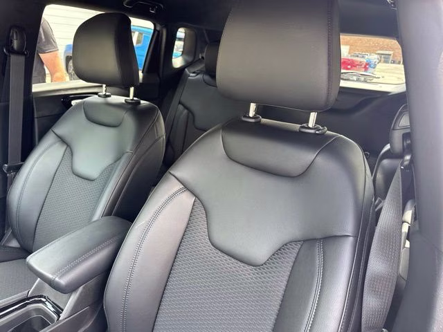 2026 Silver Zynith Metallic Clearcoat Jeep Compass Latitude 4X4 SUV