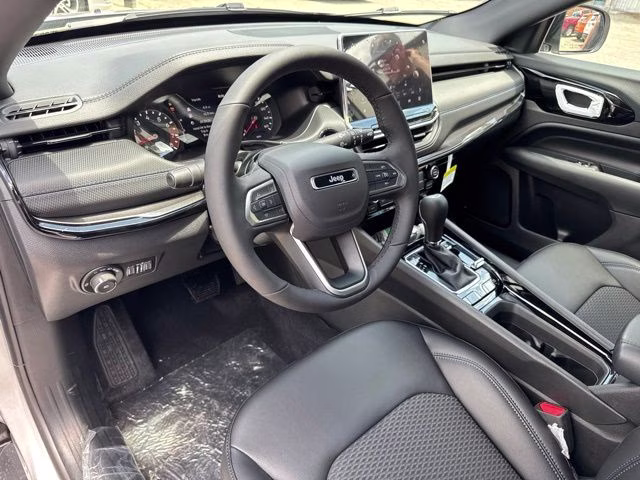 2026 Silver Zynith Metallic Clearcoat Jeep Compass Latitude 4X4 SUV