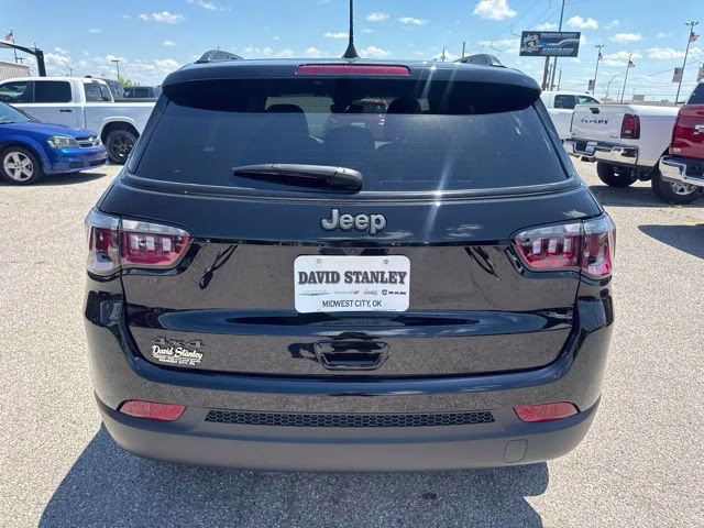 2026 Diamond Black Crystal Pearlcoat Jeep Compass Latitude 4X4 SUV