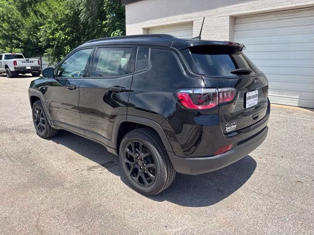 2026 Diamond Black Crystal Pearlcoat Jeep Compass Latitude 4X4 SUV