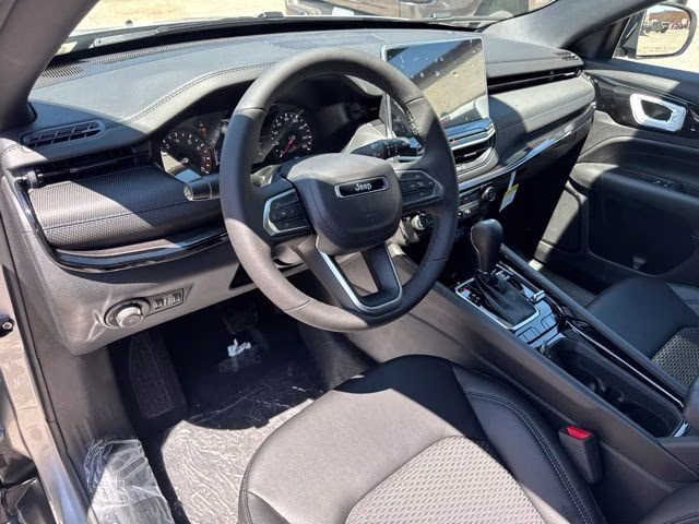 2026 Silver Zynith Metallic Clearcoat Jeep Compass Latitude 4X4 SUV