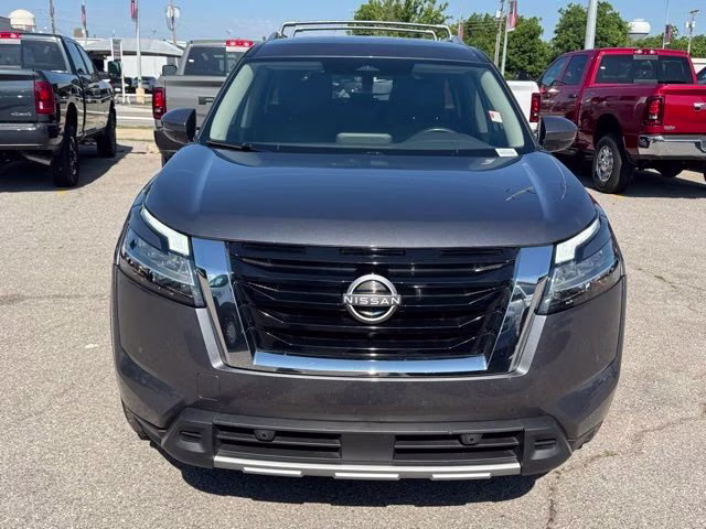 2023 Gun Metallic Nissan Pathfinder SL FWD SUV