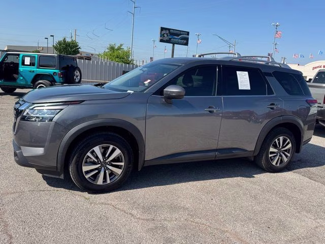 2023 Gun Metallic Nissan Pathfinder SL FWD SUV