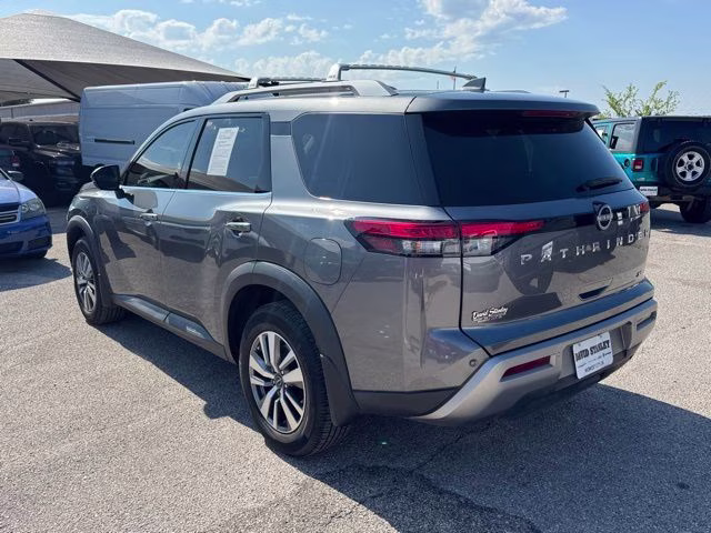 2023 Gun Metallic Nissan Pathfinder SL FWD SUV