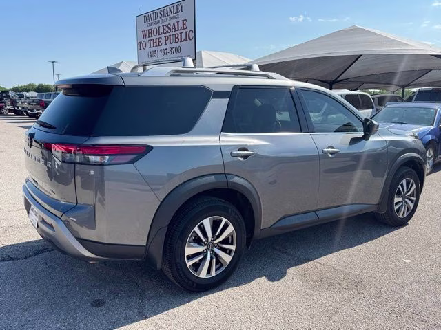 2023 Gun Metallic Nissan Pathfinder SL FWD SUV