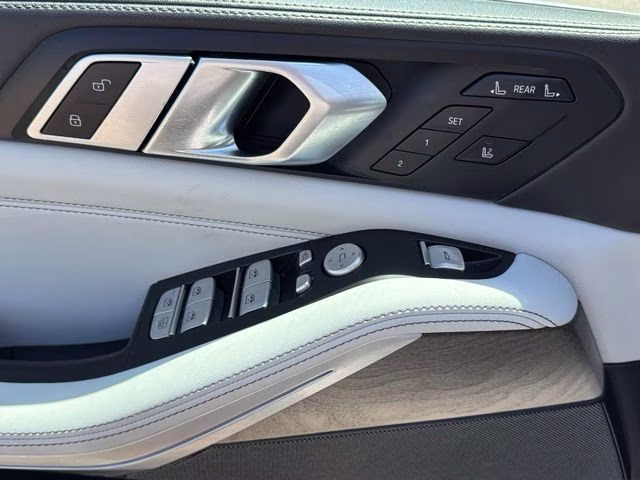 2023 White Metallic BMW X7 xDrive40i AWD SUV
