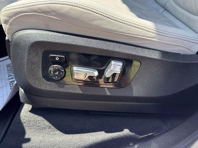 2023 White Metallic BMW X7 xDrive40i AWD SUV