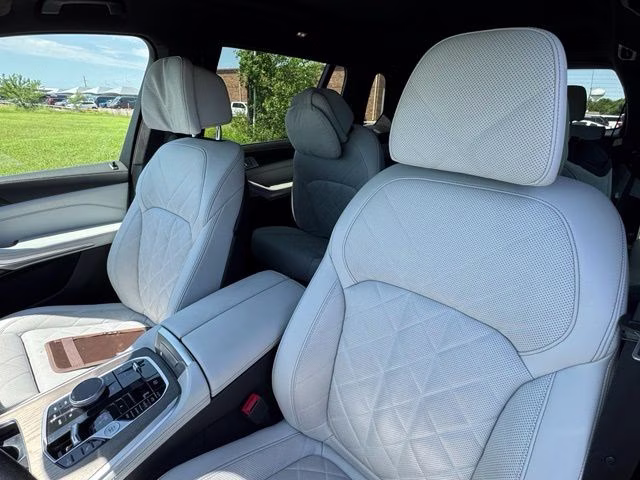 2023 White Metallic BMW X7 xDrive40i AWD SUV