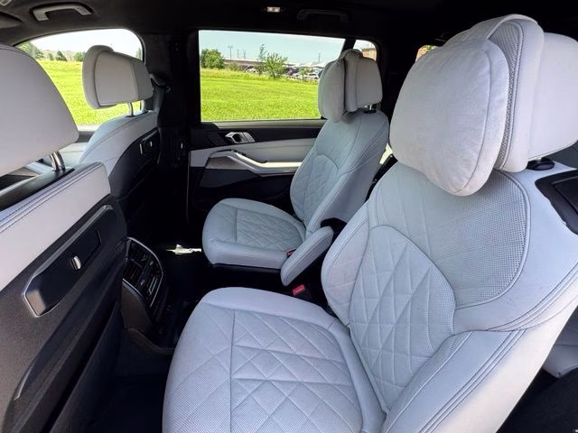 2023 White Metallic BMW X7 xDrive40i AWD SUV