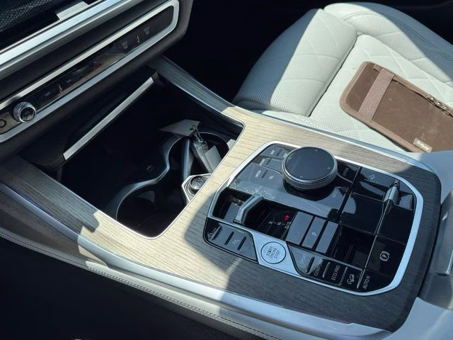 2023 White Metallic BMW X7 xDrive40i AWD SUV