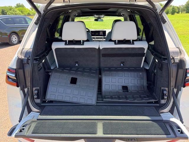 2023 White Metallic BMW X7 xDrive40i AWD SUV