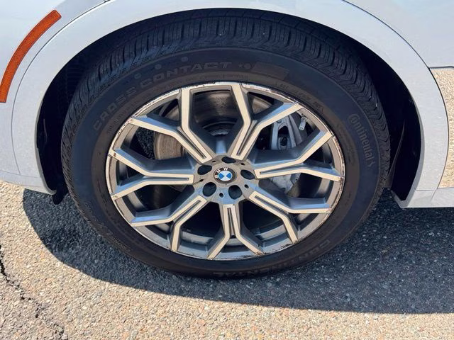 2023 White Metallic BMW X7 xDrive40i AWD SUV