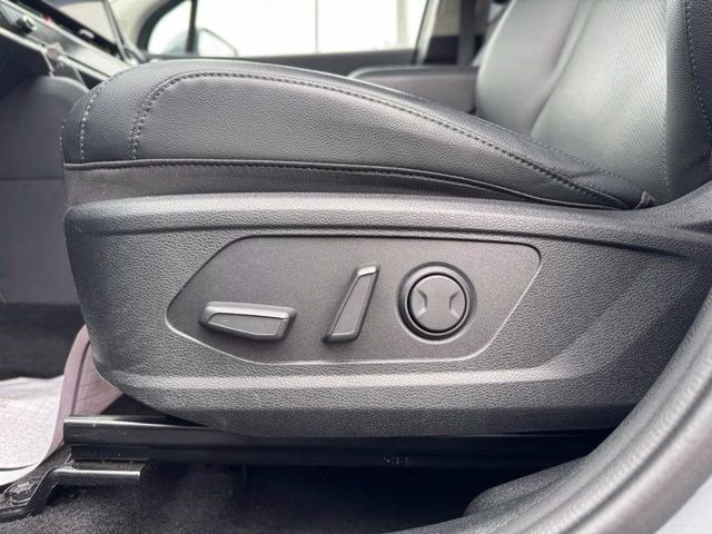 2025 Everlasting Silver Kia Sportage EX FWD SUV