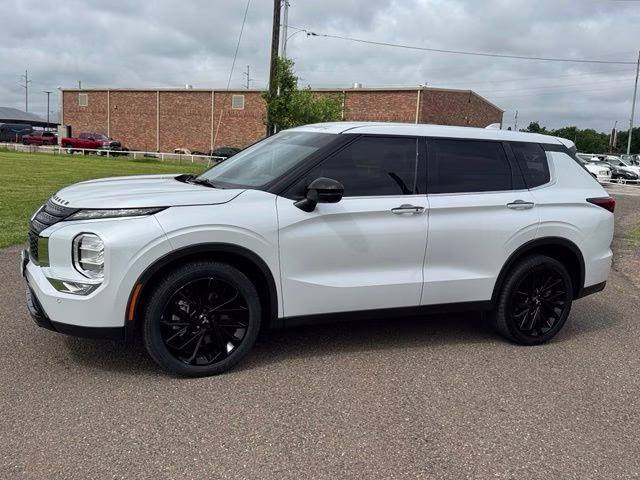 2024 Alloy Silver Metallic Mitsubishi Outlander SE Black Edition FWD SUV