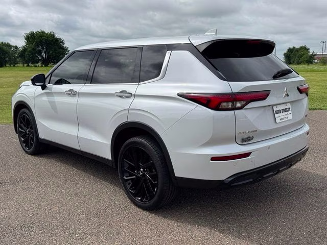 2024 Alloy Silver Metallic Mitsubishi Outlander SE Black Edition FWD SUV