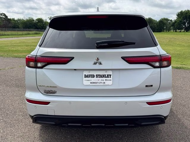 2024 Alloy Silver Metallic Mitsubishi Outlander SE Black Edition FWD SUV