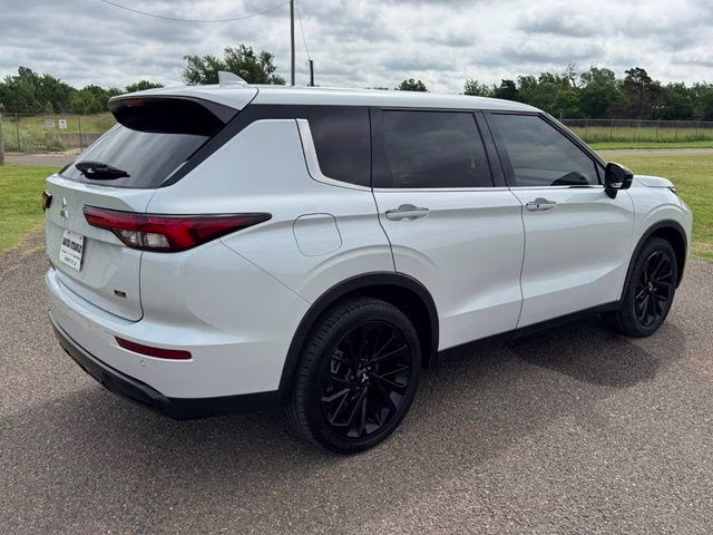 2024 Alloy Silver Metallic Mitsubishi Outlander SE Black Edition FWD SUV