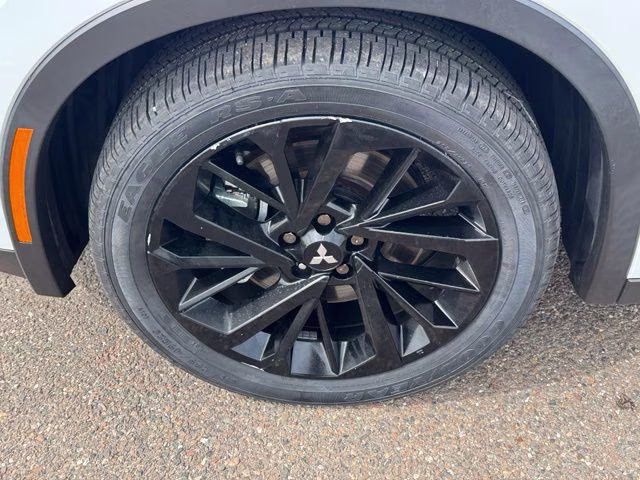 2024 Alloy Silver Metallic Mitsubishi Outlander SE Black Edition FWD SUV