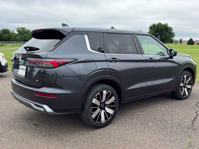 2025 Graphite Gray Metallic/Black Roof Mitsubishi Outlander SE FWD SUV