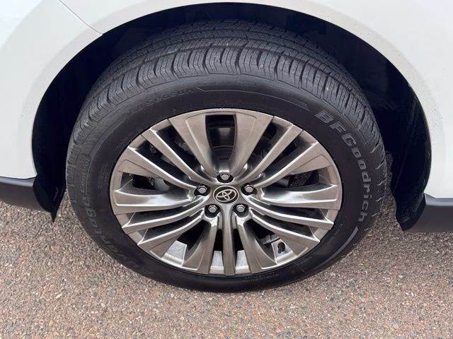 2023 Wind Chill Pearl Toyota Venza XLE AWD SUV