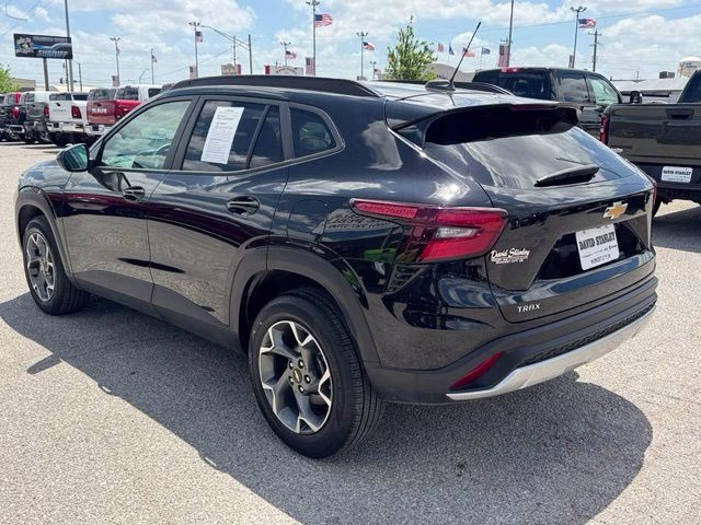 2025 Black Metallic Chevrolet Trax LT FWD SUV