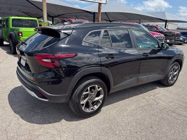2025 Black Metallic Chevrolet Trax LT FWD SUV