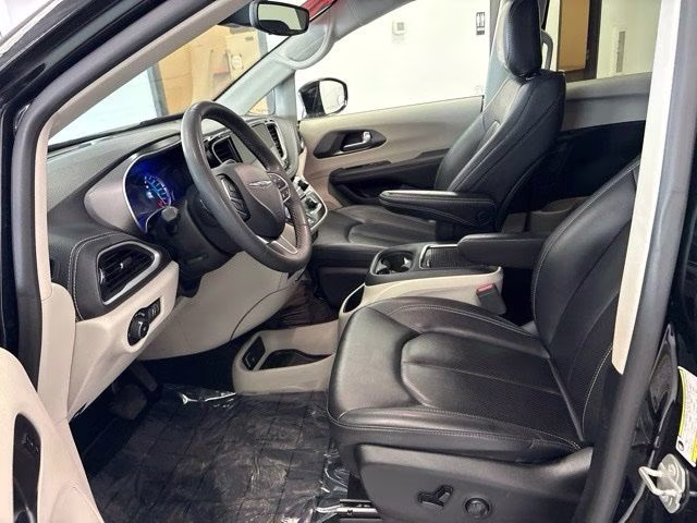 2024 Diamond Black Crystal Pearlcoat Chrysler Pacifica Hybrid Select FWD Van