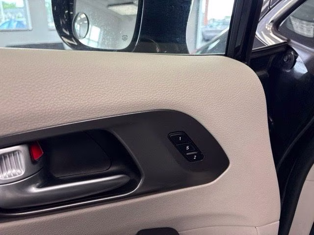 2024 Diamond Black Crystal Pearlcoat Chrysler Pacifica Hybrid Select FWD Van