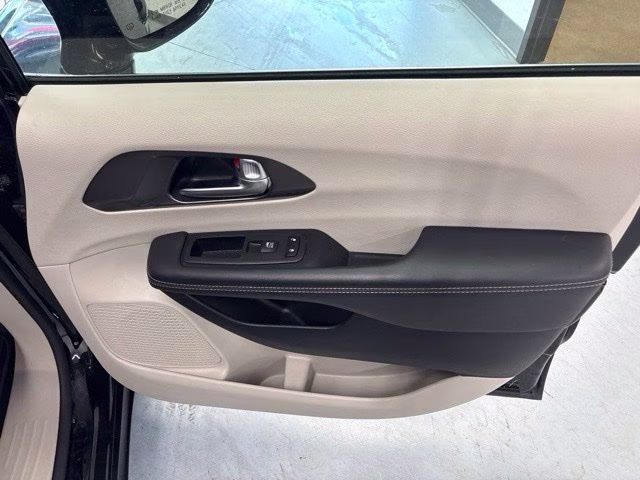 2024 Diamond Black Crystal Pearlcoat Chrysler Pacifica Hybrid Select FWD Van
