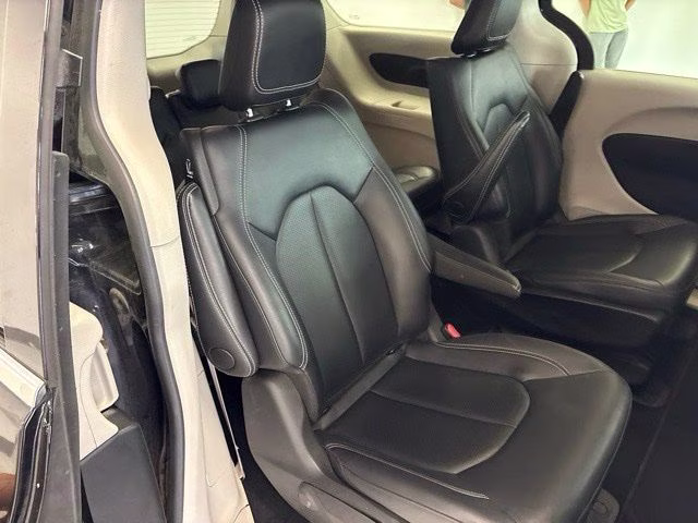 2024 Diamond Black Crystal Pearlcoat Chrysler Pacifica Hybrid Select FWD Van