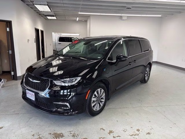 2024 Diamond Black Crystal Pearlcoat Chrysler Pacifica Hybrid Select FWD Van