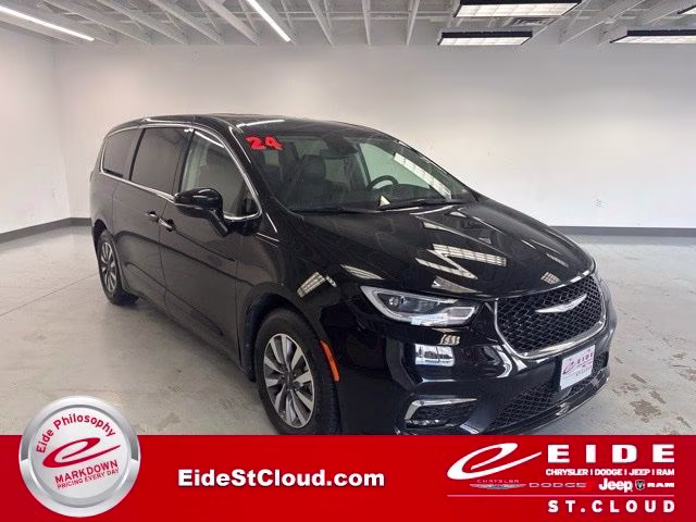 2024 Chrysler Pacifica Hybrid Select PHEV's photo