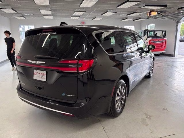 2024 Diamond Black Crystal Pearlcoat Chrysler Pacifica Hybrid Select FWD Van
