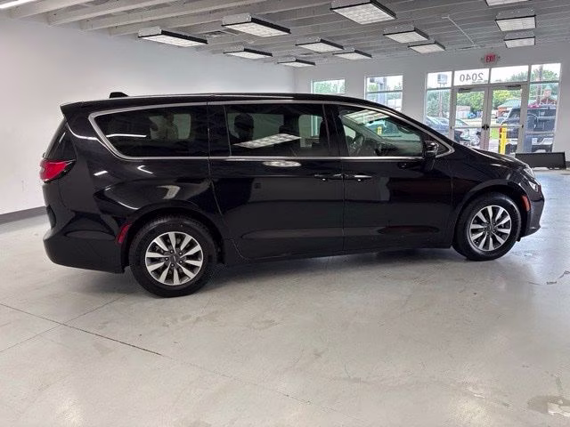 2024 Diamond Black Crystal Pearlcoat Chrysler Pacifica Hybrid Select FWD Van