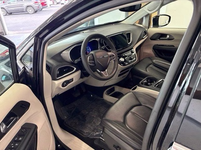 2024 Diamond Black Crystal Pearlcoat Chrysler Pacifica Hybrid Select FWD Van
