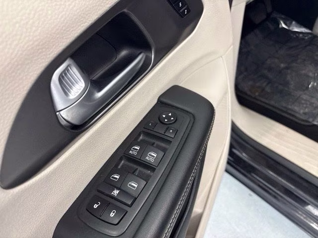 2024 Diamond Black Crystal Pearlcoat Chrysler Pacifica Hybrid Select FWD Van