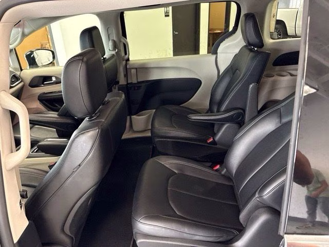 2024 Diamond Black Crystal Pearlcoat Chrysler Pacifica Hybrid Select FWD Van