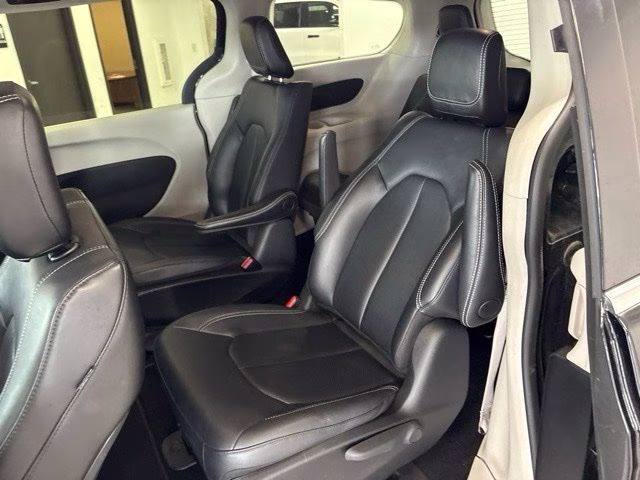 2024 Diamond Black Crystal Pearlcoat Chrysler Pacifica Hybrid Select FWD Van